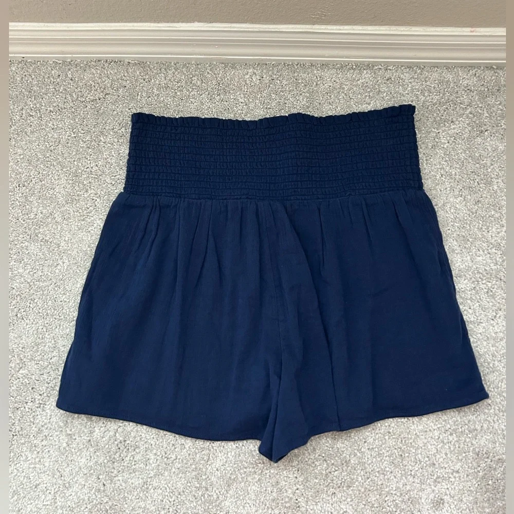 NWT Vineyard Vines Gauze Smocked Pull on Shorts in Deep Bay, size Medium - Picture 3 of 4